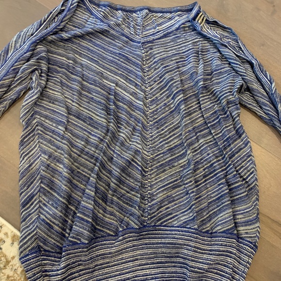 WHBM Cold shoulder lightweight sweater - Picture 3 of 3